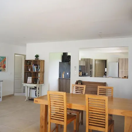 Casa de Férias Pretty Modern With Pool And Views Of The Vineyards, Domazan