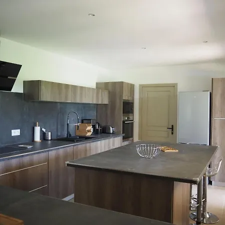 Pretty Modern With Pool And Views Of The Vineyards, Domazan