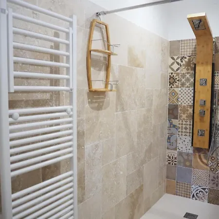 Pretty Modern With Pool And Views Of The Vineyards, Domazan