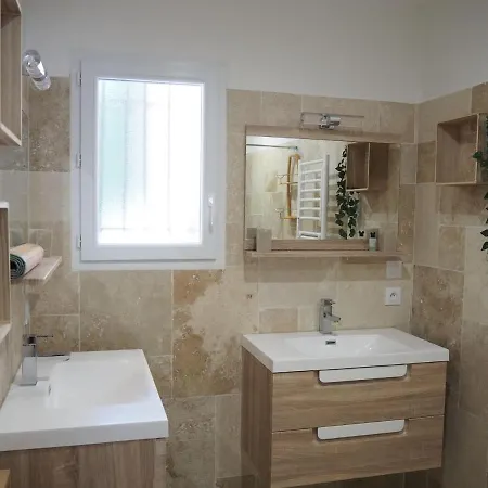 Pretty Modern With Pool And Views Of The Vineyards, Domazan