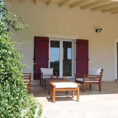 Pretty Modern With Pool And Views Of The Vineyards, Casa de Férias Domazan