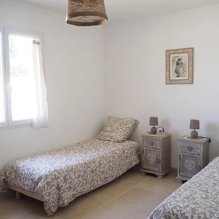 Pretty Modern With Pool And Views Of The Vineyards, Casa de Férias Domazan